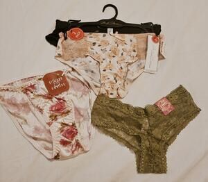 New 4 Pair Of Assorted Size Small Womens Panties See Description For Brands